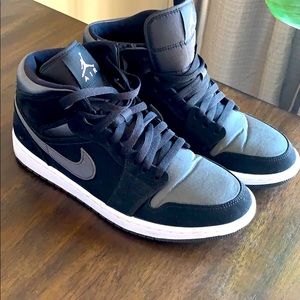 Air Jordan 1 Mid Grey + Black